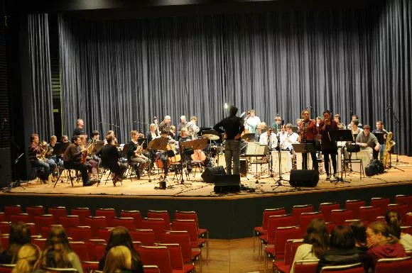 Chor und Big Band des Konrad-Adenauer-Gymnasiums folgten einer Einladung des Landesjugendjazzorchesters