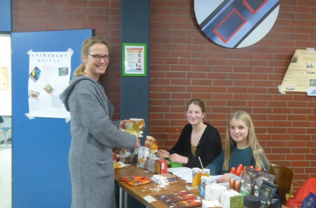 Schülerinnen organisieren Fairtrade-Verkauf am Tag der offenen Tür
