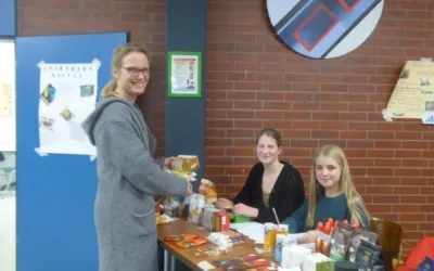Schülerinnen organisieren Fairtrade-Verkauf am Tag der offenen Tür